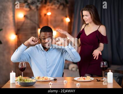 Le couple interracial argumentant. Jeunes amateurs de multicultural en conflit pendant la date au restaurant Photo Stock - Alamy