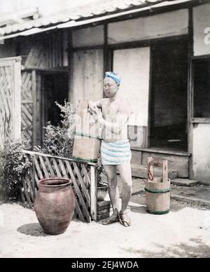 Photo ancienne de la fin du XIXe siècle : portier japonais, coolie, porte-eau, Japon. Banque D'Images