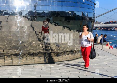 Düsseldorf, NRW, 2021. Les gens apprécient leur dimanche après-midi dans un beau soleil chaud avec des températures allant jusqu'à 18 degrés dans le quartier populaire de MedienHafen (port de médias), un quartier réaménagé par le Rhin accueillant des entreprises de médias, des bureaux, des divertissements, des restaurants et des installations de loisirs à Düsseldorf, la capitale de l'État le plus peuplé d'Allemagne de Rhénanie-du Nord-Westphalie. Credit: Imagetraceur/Alamy Live News Banque D'Images