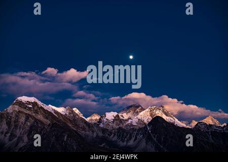 Vue au clair de lune de Renjo la Pass 5417 m à l'est sur Himalaya avec le mont Everest, 8848 m, Nuptse, 7879 m et Lhotse, 8516 m, Khumbu Himal Banque D'Images