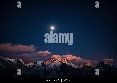 Vue au clair de lune de Renjo la Pass 5417 m à l'est sur l'Himalaya avec le mont Everest, 8848 m, Nuptse, 7879 m, Lhotse, 8516 m et Makalu, 8485 Banque D'Images