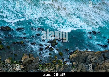 Les vagues de l'océan éclabousse la côte rocheuse à l'extérieur De Sydney Banque D'Images