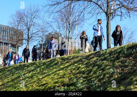 Düsseldorf, NRW, 2021. Les gens apprécient leur dimanche après-midi dans un beau soleil chaud avec des températures allant jusqu'à 18 degrés dans le quartier populaire de MedienHafen (port de médias), un quartier réaménagé par le Rhin accueillant des entreprises de médias, des bureaux, des divertissements, des restaurants et des installations de loisirs à Düsseldorf, la capitale de l'État le plus peuplé d'Allemagne de Rhénanie-du Nord-Westphalie. Credit: Imagetraceur/Alamy Live News Banque D'Images
