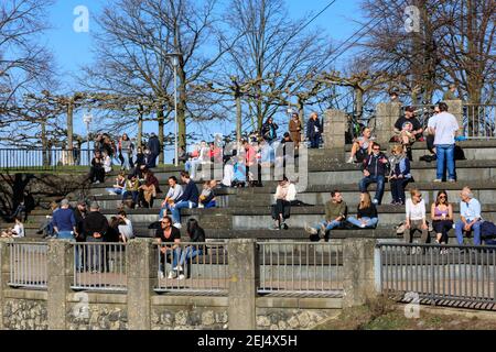 Düsseldorf, NRW, 2021. Les gens apprécient leur dimanche après-midi dans un beau soleil chaud avec des températures allant jusqu'à 18 degrés dans le quartier populaire de MedienHafen (port de médias), un quartier réaménagé par le Rhin accueillant des entreprises de médias, des bureaux, des divertissements, des restaurants et des installations de loisirs à Düsseldorf, la capitale de l'État le plus peuplé d'Allemagne de Rhénanie-du Nord-Westphalie. Credit: Imagetraceur/Alamy Live News Banque D'Images
