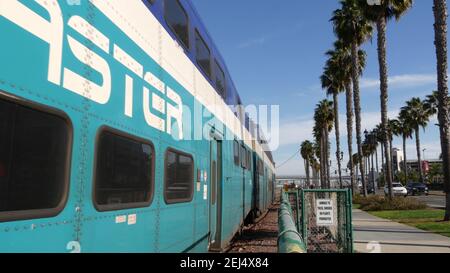 SAN DIEGO, CALIFORNIE États-Unis - 13 FÉVRIER 2020 : train de montagnes russes et palmiers, transport ferroviaire public en Amérique. Train express de voyageurs, chemin de fer Banque D'Images