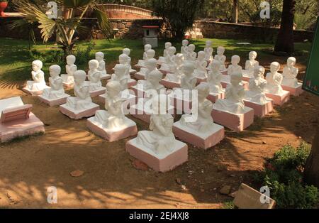 Prière pour la paix dans le jardin des cinq sens, New Delhi, Inde Banque D'Images