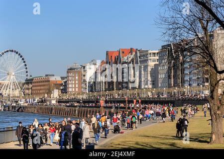 Düsseldorf, NRW, 2021. Les gens apprécient leur dimanche après-midi dans un beau soleil chaud avec des températures allant jusqu'à 18 degrés, se baladant le long du Rhin à Düsseldorf, la capitale de l'État le plus peuplé d'Allemagne de Rhénanie-du-Nord-Westphalie. Credit: Imagetraceur/Alamy Live News Banque D'Images