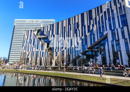 Düsseldorf, NRW, 2021. Les gens apprécient leur dimanche après-midi dans un beau soleil chaud avec des températures allant jusqu'à 18 degrés près du complexe commercial et de restauration de la rue commerçante Königsallee à Düsseldorf, la capitale de l'État le plus peuplé d'Allemagne, la Rhénanie-du-Nord-Westphalie. Credit: Imagetraceur/Alamy Live News Banque D'Images