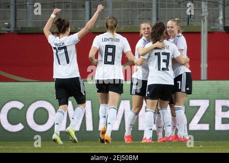 Aix-la-Chapelle, Allemagne. 21 février 2021. Football, femmes : internationales, Allemagne - Belgique au Tivoli. L'équipe allemande célèbre le 1:0. Credit: Federico Gambarini/dpa/Alay Live News Banque D'Images