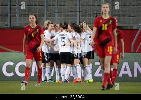 Aix-la-Chapelle, Allemagne. 21 février 2021. Football, femmes : internationales, Allemagne - Belgique au Tivoli. L'équipe allemande célèbre le 1:0. Credit: Federico Gambarini/dpa/Alay Live News Banque D'Images