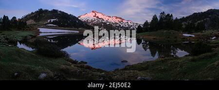 Lever de soleil au massif de la Néouvielle (vallée de l'Aure, midi-Pyrénées, Pyrénées, France) ESP : Amanecer en el macizo del Néouvielle (Vallée d'Aure, Pirineos) Banque D'Images