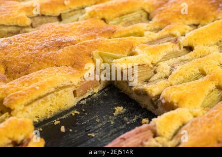 gâteau rhubarbe avec une pièce manquante Banque D'Images