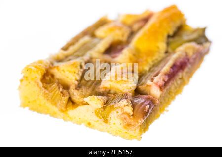 tarte à la rhubarbe avec des morceaux de rhubarbe isolés sur fond blanc Banque D'Images