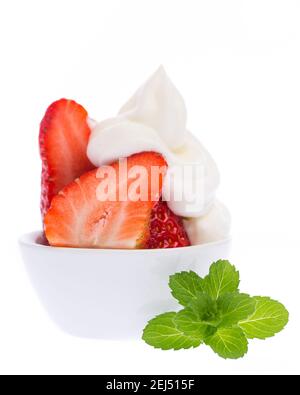 Fraises à la crème fouettée et à la menthe - vue de face isolée sur fond blanc Banque D'Images