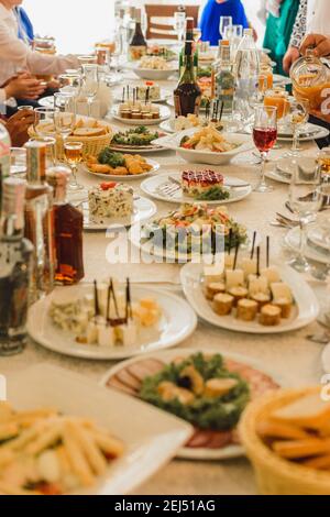 Table, nourriture et décorations pour des événements importants et familiaux, délicieux en-cas et plats chauds.2020 Banque D'Images