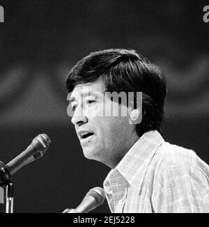 Cesar Chavez. Portrait du leader américain du travail et militant des droits civils, César Estrada Chávez (1927-1993), prenant la parole à la Convention démocratique de New York, le 14 juillet 1976. Photo de Warren K Leffler. Banque D'Images