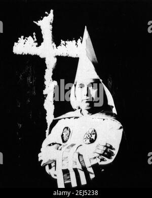 Ku Klux Klan Cross Burning. Bill Wilkinson, Assistant impérial, Ku Klux Klan, v.1965 Banque D'Images
