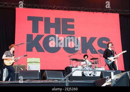 Les Kooks se réalisent en direct le 3 jour du Festival de l'île de Wight 2017, parc Seaclose, île de Wight. Date de la photo: Samedi 10 juin 2017. Le crédit photo devrait se lire: © DavidJensen Banque D'Images