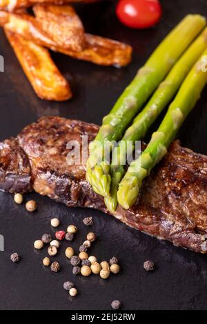 asperges vertes sur un steak Banque D'Images