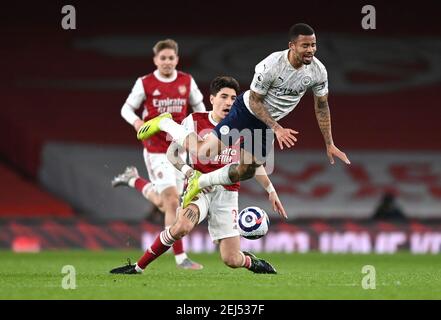 Gabriel Jesus (à droite) de Manchester City est attaqué par Hector Bellerin d'Arsenal lors du match de la Premier League au stade Emirates, Londres. Date de la photo: Dimanche 21 février 2021. Banque D'Images