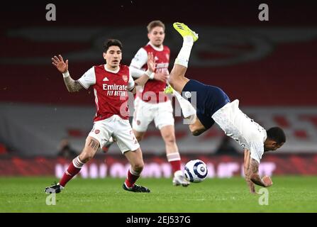 Gabriel Jesus (à droite) de Manchester City est attaqué par Hector Bellerin d'Arsenal lors du match de la Premier League au stade Emirates, Londres. Date de la photo: Dimanche 21 février 2021. Banque D'Images