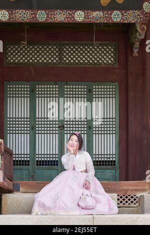 Femme asiatique portant une robe de hanbok traditionnelle rose au palais de Changdeokgung, Séoul, Corée du Sud Banque D'Images