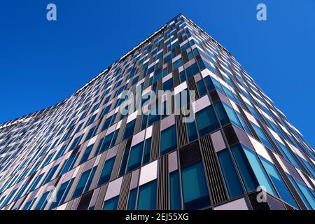 Bucarest, Roumanie - 5 septembre 2020. Le siège de Thales et Bitdefender dans le bâtiment des tours Orhideea et le ciel bleu à Bucarest, Roumanie. Banque D'Images