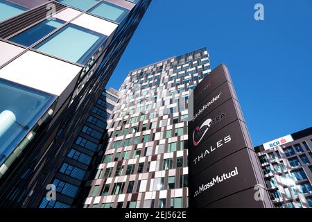 Bucarest, Roumanie - 5 septembre 2020. Le siège de Thales et Bitdefender dans le bâtiment des tours Orhideea et le ciel bleu à Bucarest, Roumanie. Banque D'Images