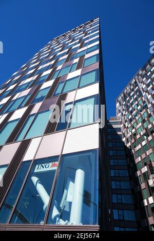 Bucarest, Roumanie - 5 septembre 2020. Le siège de Thales et Bitdefender dans le bâtiment des tours Orhideea et le ciel bleu à Bucarest, Roumanie. Banque D'Images