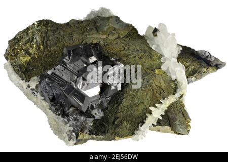 Chalcopyrite avec sphalérite et quartz de Bulgarie isolés sur blanc arrière-plan Banque D'Images