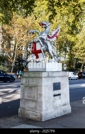 Statue de dragon en fonte marquant la frontière ouest de la ville de Londres, l'une des deux statues originales sur le Victoria Embankment, Londres, Royaume-Uni Banque D'Images