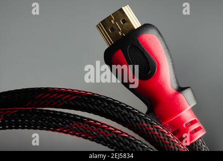 Photo du câble hdmi rouge en gros plan. Banque D'Images