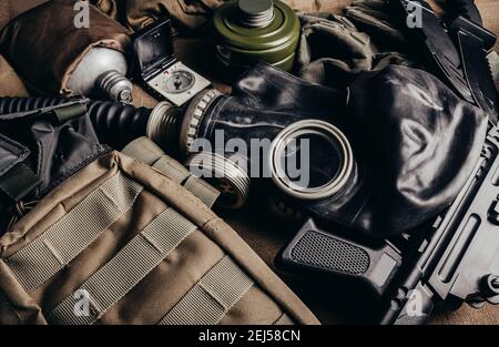 Photo de munitions post-apocalyptiques de soldat de l'étalon sur table, vue rapprochée. Banque D'Images