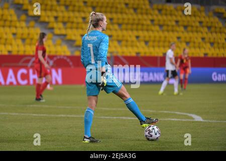 Aix-la-Chapelle, Allemagne. 21 février 2021. Le gardien de but allemand Merle Frohms 1) photographié lors d'un match de football féminin entre les équipes nationales de l'Allemagne et de la Belgique, a appelé les flammes rouges dans un tournoi pré - BID appelé trois nations un but avec les équipes nationales de Belgique, Les pays-Bas et l'Allemagne en vue de l'organisation de la coupe du monde des femmes de la FIFA 2027, le dimanche 21 février 2021 à Aix-la-Chapelle, en Allemagne . PHOTO SPORTPIX.BE | SPP | STIJN AUDOOREN Credit: SPP Sport Press photo. /Alamy Live News Banque D'Images