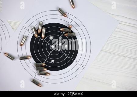 De nombreuses balles avec des cibles de tir sur une table blanche dans le polygone de plage de tir. Formation à la précision de la visée et de la prise de vue Banque D'Images