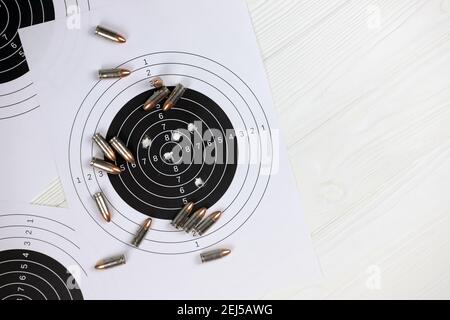 De nombreuses balles avec des cibles de tir sur une table blanche dans le polygone de plage de tir. Formation à la précision de la visée et de la prise de vue Banque D'Images