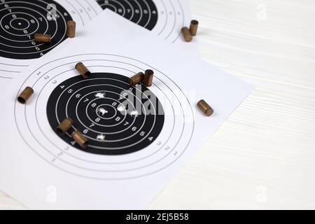 De nombreuses balles avec des cibles de tir sur une table blanche dans le polygone de plage de tir. Formation à la précision de la visée et de la prise de vue Banque D'Images