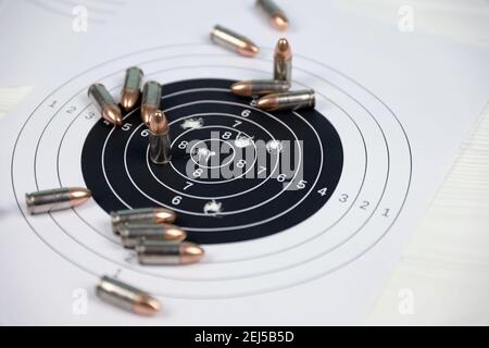 De nombreuses balles avec des cibles de tir sur une table blanche dans le polygone de plage de tir. Formation à la précision de la visée et de la prise de vue Banque D'Images