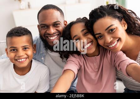 Portrait de la famille afro-américaine qui prend un selfie ensemble à accueil Banque D'Images