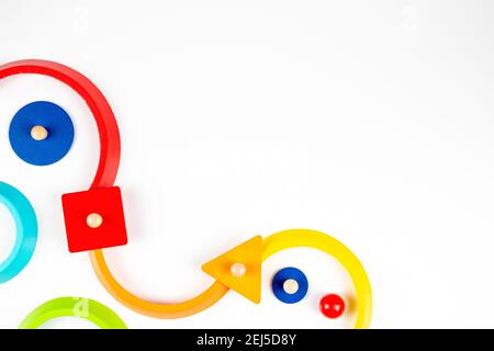 Formes géométriques en bois figurines de jeu colorées composition sur fond blanc. Vue de dessus Banque D'Images