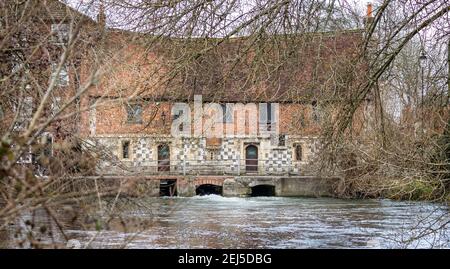 Vue sur l'ancien moulin de Harnham, le long de la rivière Avon, à Harnham, Salisbury, Wiltshire, Royaume-Uni, le 15 février 2021 Banque D'Images