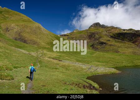 Montée au Lac de Montoliu. En arrière-plan, le sommet de Maubèrme (Vallée de l'Aran, Catalogne, Espagne) Banque D'Images