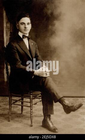 Carte postale photographique d'un jeune homme de 24 ans à l'occasion de son anniversaire. Banque D'Images