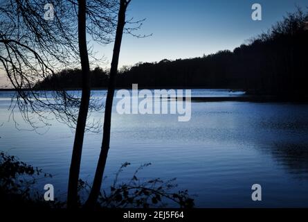 Réservoir de Santa Fe de Montseny au coucher du soleil, en automne (Montseny, Catalogne, Espagne) ESP: Embalse de Santa Fe de Montseny al atardecer, un día de otoño Banque D'Images