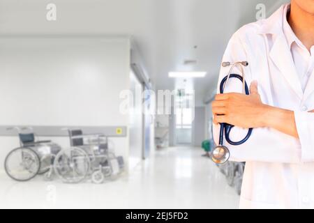 Un médecin posant avec les bras croisés à l'hôpital. Médecin avec stéthoscope en main. Concept de santé et de médecine. Banque D'Images