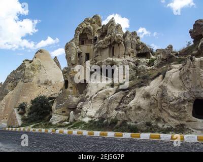 Cappadoce, Turquie près de la vieille maison sur une falaise. Les vieilles maisons de grottes ont été sculptées sur le ston Banque D'Images