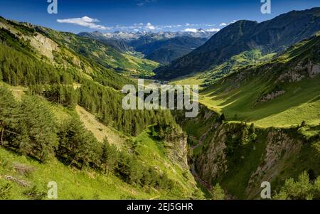 Vallée de la rivière Unhòla. En arrière-plan, la vallée de l'Aran et le Cirque des Colomers (vallée de l'Aran, Catalogne, Espagne) Banque D'Images