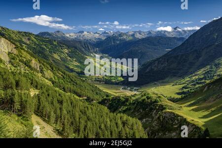 Vallée de la rivière Unhòla. En arrière-plan, la vallée de l'Aran et le Cirque des Colomers (vallée de l'Aran, Catalogne, Espagne) Banque D'Images