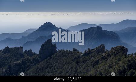 Vue sur l'itinéraire jusqu'au sommet du Mont Caro (parc naturel d'Els ports, Catalogne, Espagne) ESP : vues de la ruta subiendo et de l'ando al Mont Caro Banque D'Images