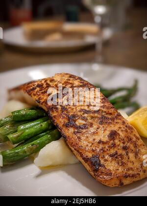 Filet de saumon frais poêlé à la maison Banque D'Images